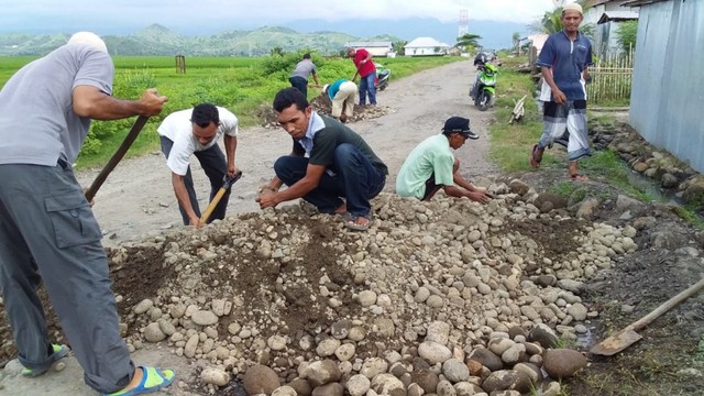 Membangun Desa Lewat Gotong Royong