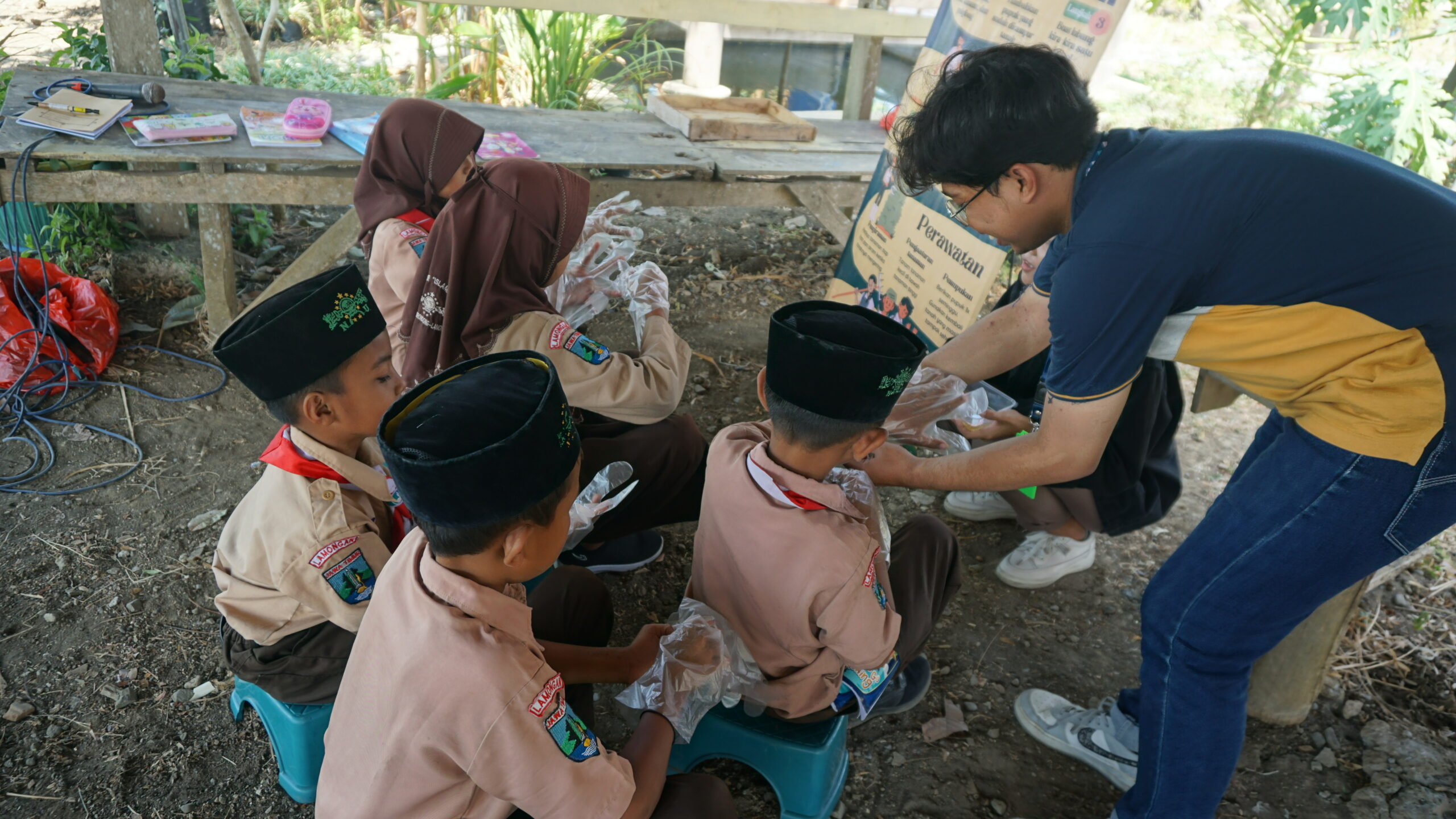 Membangun Desa Lewat Gotong Royong